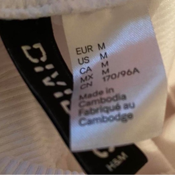 White Cropped mock meck shirt with thumb hole - Picture 4 of 4